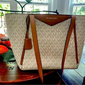 Michael Kors White shoulder bag w/ matching wallet